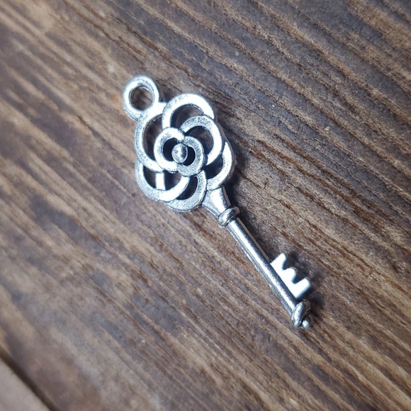 Rose intricate key pendant‎ - Picture 1 of 2